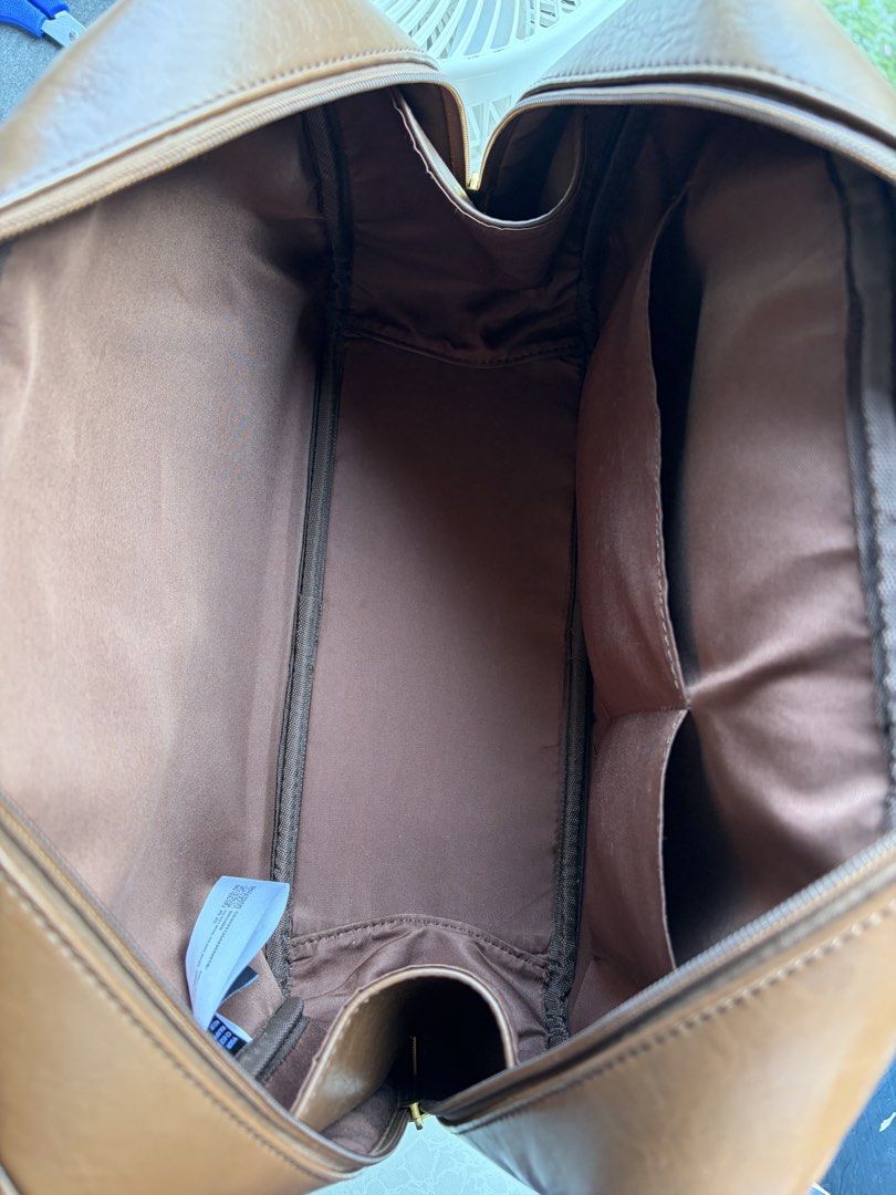 cider rectangular work bag (Category: Tote Bags) located in Singapore. Submitted by cocolouette (Listing ID 1460206691, Image 4). Description: cider work bag! chocolate brown color, closest to first pic miu miu beau bag doooooop 🤭 spacious interior with pockets. fits 13in macbook meetups at tamp only.