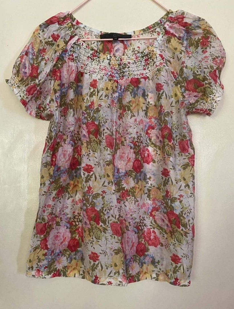 CLN floral top (Category: Blouses) located in Marikina City. Submitted by 25thofaugust (Listing ID 1460116962, Image 1). Description: CLN floral top Lightly used fits M.