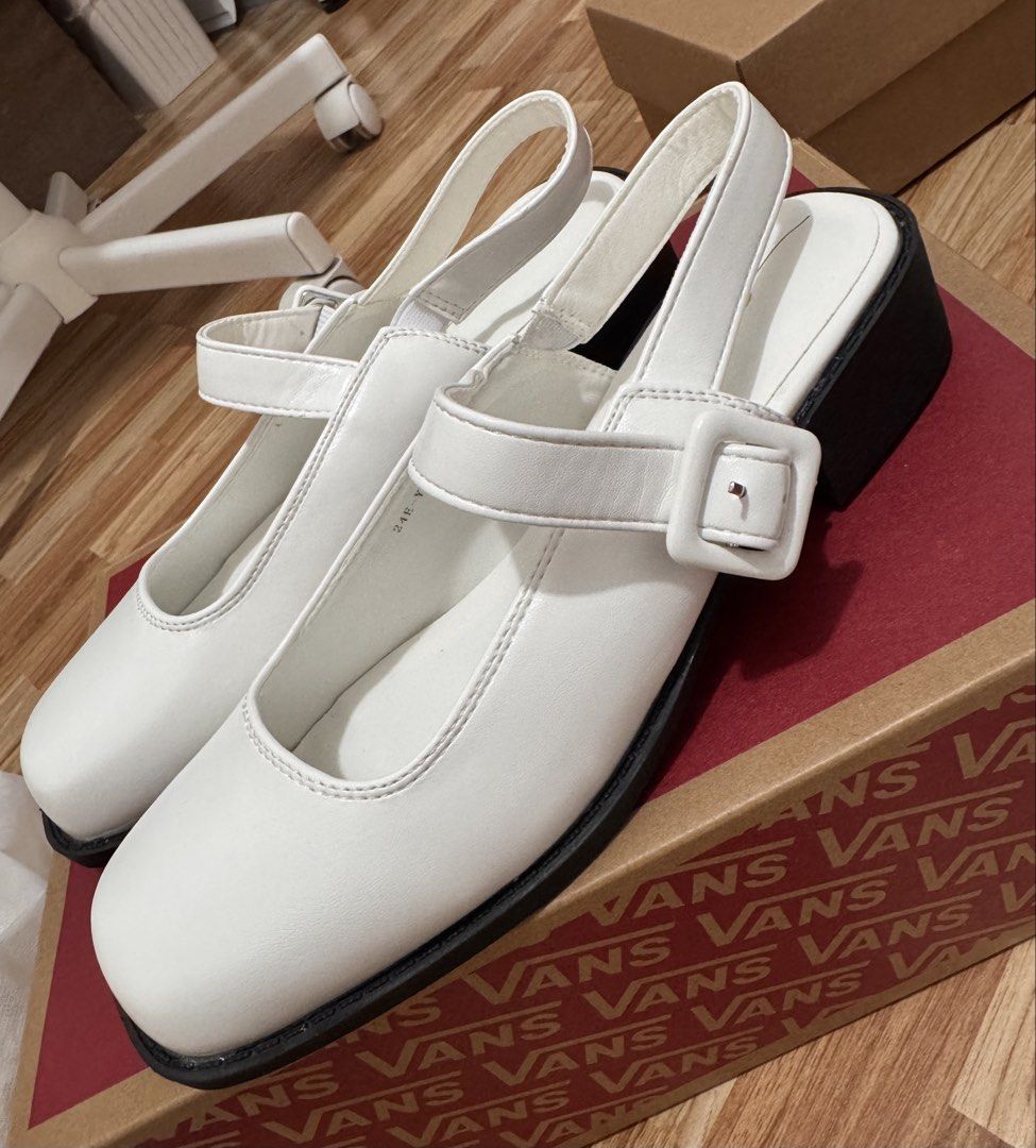 CLN shoes (Category: Flats & Sandals) located in San Pedro. Submitted by heyitsanne (Listing ID 1460233510, Image 1). Description: Brand new without box Size 38 500 pesos.