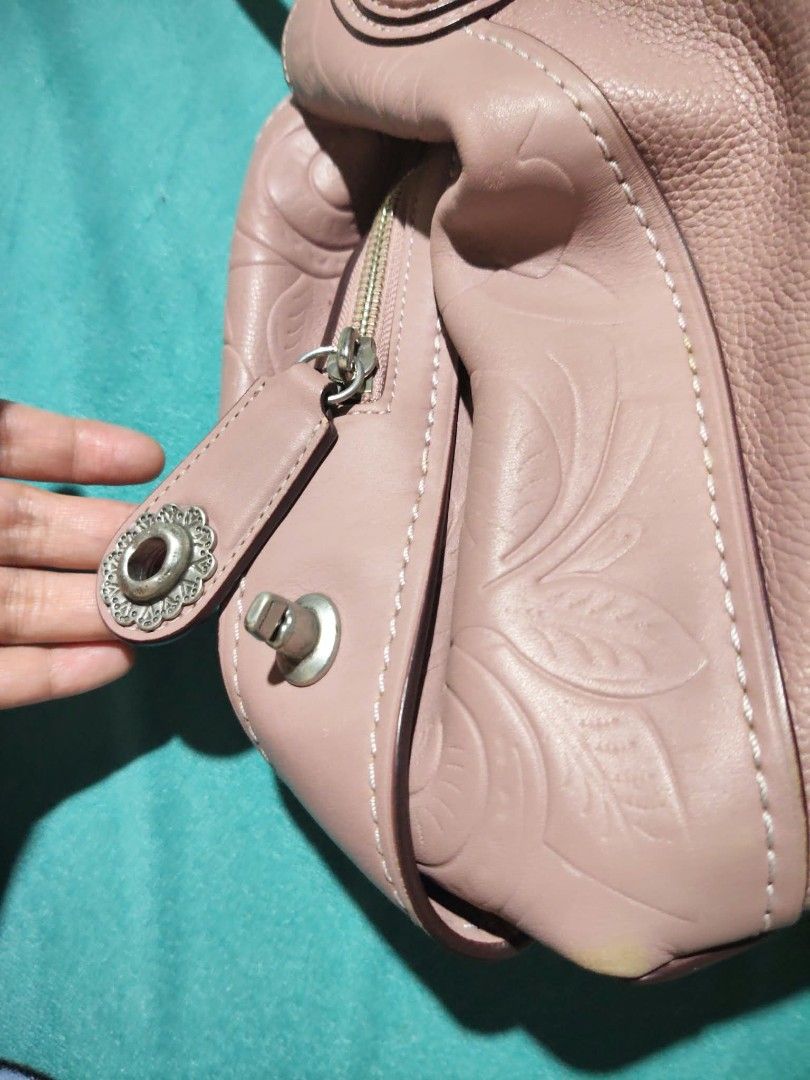 Coach (Category: Shoulder Bags) located in Bulacan. Submitted by jhefkheelo02163 (Listing ID 1460105749, Image 3). Description: Coach shoulder bag Almost new with minimal flaw lng sa creed but still managable Please check all detialed pic.