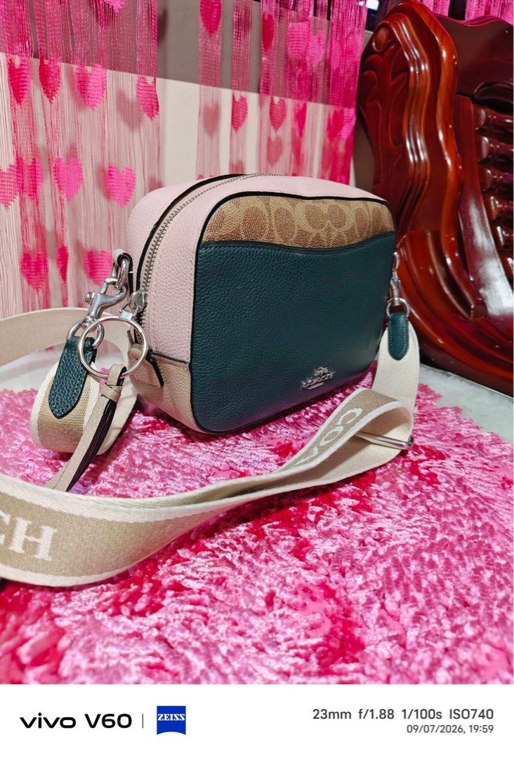 Coach (Category: Cross-body Bags) located in Baguio. Submitted by beatriz468 (Listing ID 1460239206, Image 3). Description: Original coach Preloved In excellent condtion Clean inside and out No issues .