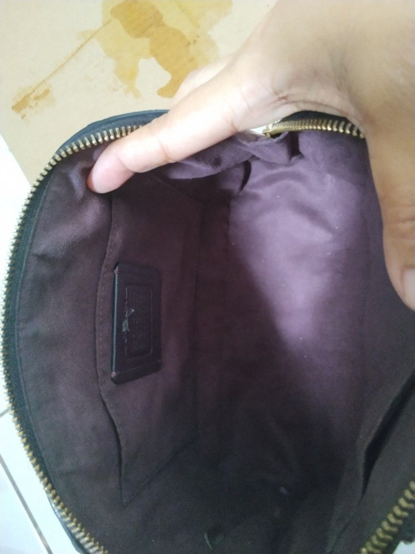Coach alma (Category: Cross-body Bags) located in Cavite. Submitted by bagssection04 (Listing ID 1460168829, Image 3). Description: coach alma sling bag / handbag semi to medium black color super ganda in actual.