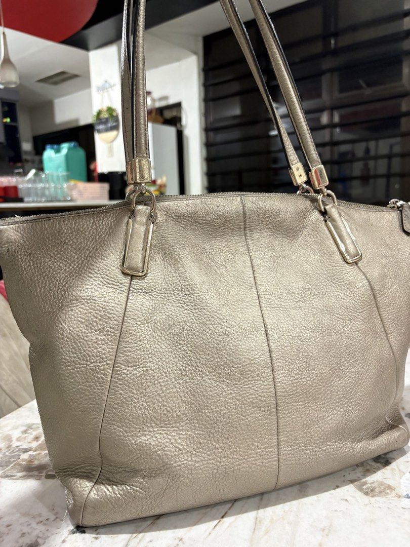 Coach Authentic tote bag (Category: Tote Bags) located in Antipolo. Submitted by cherrylblossom (Listing ID 1460232830, Image 3). Description: Authentic In Very Good Condition Sign Of usage need Cleaning/bagspa Selling very Low 900 only Free shipping .