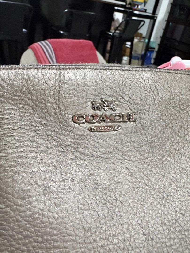 Coach Authentic tote bag (Category: Tote Bags) located in Antipolo. Submitted by cherrylblossom (Listing ID 1460232830, Image 2). Description: Authentic In Very Good Condition Sign Of usage need Cleaning/bagspa Selling very Low 900 only Free shipping .
