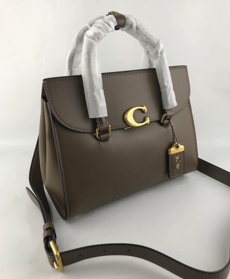 Coach Broome Carryall (Category: Shoulder Bags) located in Binan City. Submitted by pinkykeenshop (Listing ID 1460280538, Image 3). Description: .