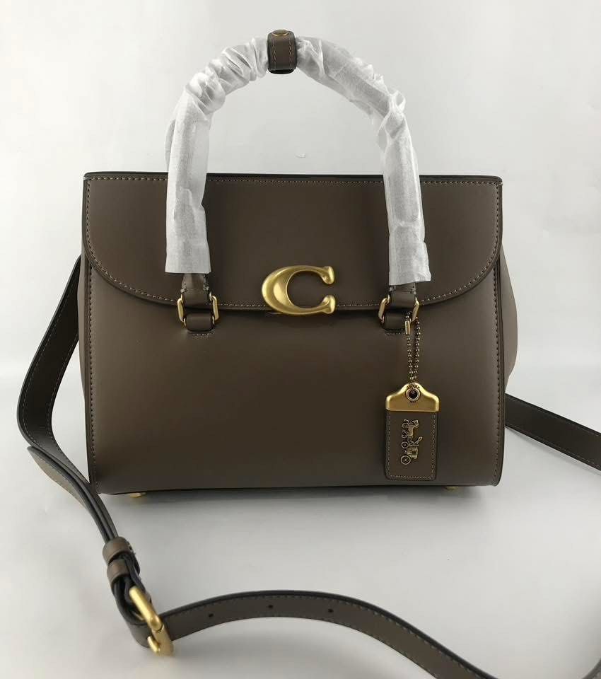 Coach Broome Carryall (Category: Shoulder Bags) located in Binan City. Submitted by pinkykeenshop (Listing ID 1460280538, Image 1). Description: .
