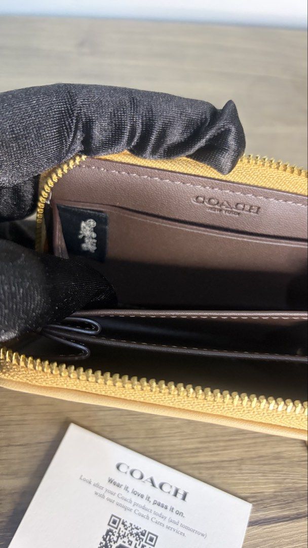 Coach card case wallet (Category: Luxury Bags & Wallets) located in Manila. Submitted by the.japan.collectives (Listing ID 1460261512, Image 3). Description: 💯Authentic / moneyback if proven fake💯.
