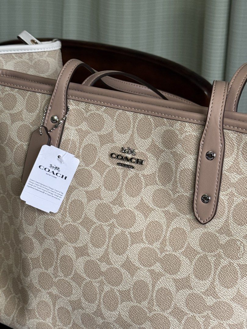 Coach City Tote Medium Zipper Bag (Category: Tote Bags) located in Manila. Submitted by ohmymyles (Listing ID 1460172370, Image 3). Description: SALE COACH CITY TOTE MEDIUM ZIPPER BAG fits ipad original price ₱1800 brandnew no inclusions like paperbag and dustbag.