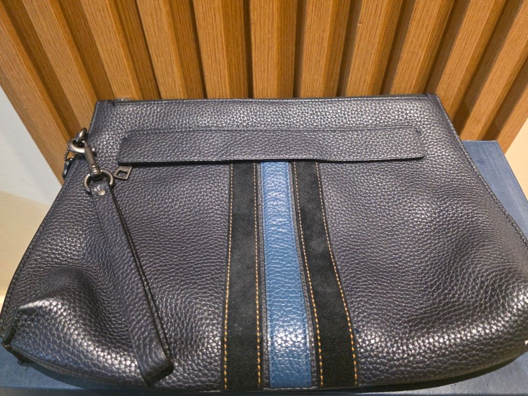 COACH Clutch Bag (Category: Luxury Bags & Wallets) located in Manila. Submitted by iantrepreneuer (Listing ID 1460153886, Image 2). Description: COACH Clutch Bag Lightly used In mint condition Naked (Bag Only) No more paper bag and receipt.