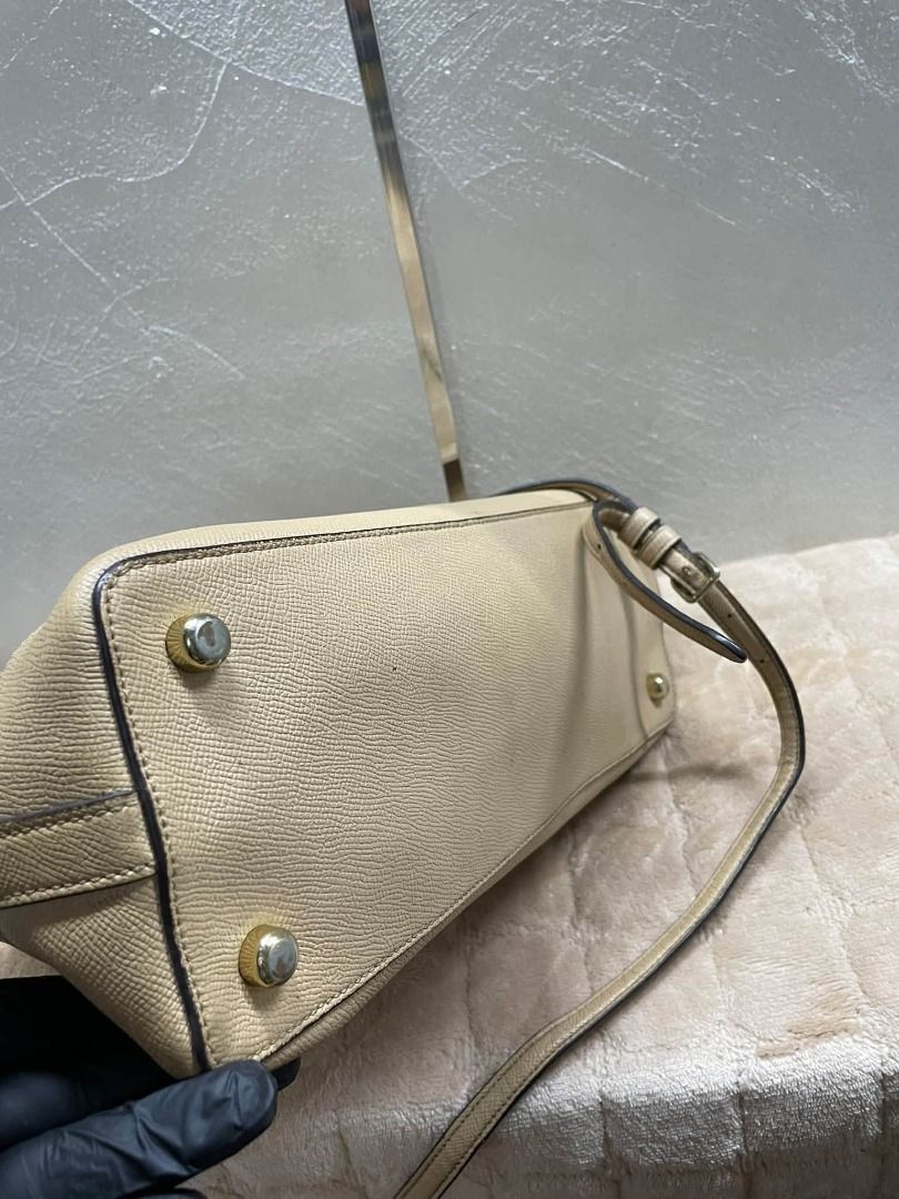 COACH CROSS GRAIN SIERRA (Category: Shoulder Bags) located in Caloocan City. Submitted by j3ngsanity (Listing ID 1460250658, Image 3). Description: SIGN OF USAGE CODED YKK ZIP.