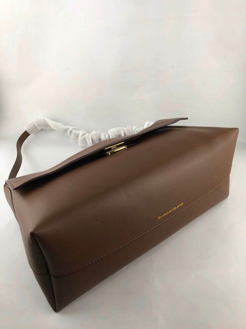 Coach crossbody (Category: Cross-body Bags) located in Manila. Submitted by gff.daily_flower (Listing ID 1460131189, Image 2). Description: With tag gift receipt dustbag and paperbag.