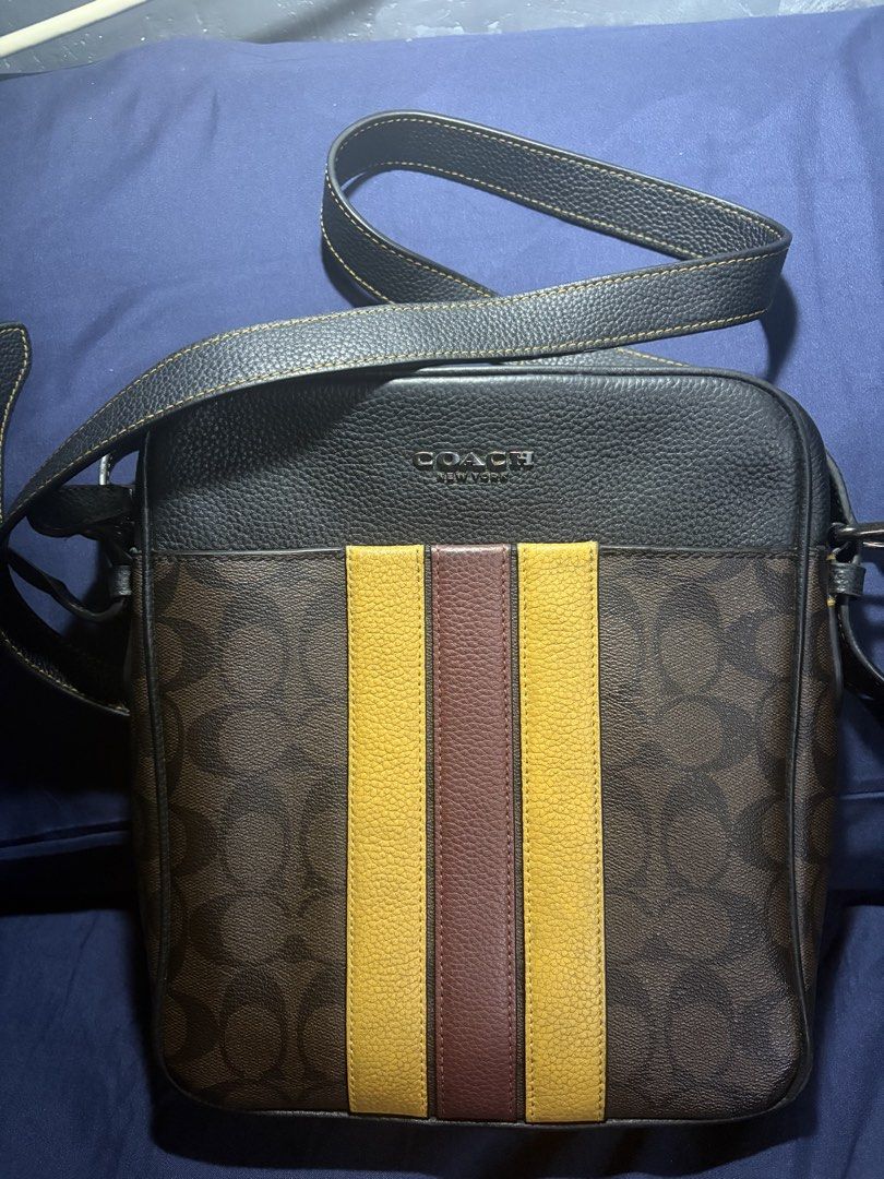 Coach Hudson crossbody bag 21 (Category: Luxury Bags & Wallets) located in Las Pinas. Submitted by omniknight15 (Listing ID 1460108978, Image 1). Description: Coach hudson crossbody bag Bought in US 2023 350$ 💯 original Issue in the last pic Nego Meetups or lalamove Laspiñas Rfs declutter.