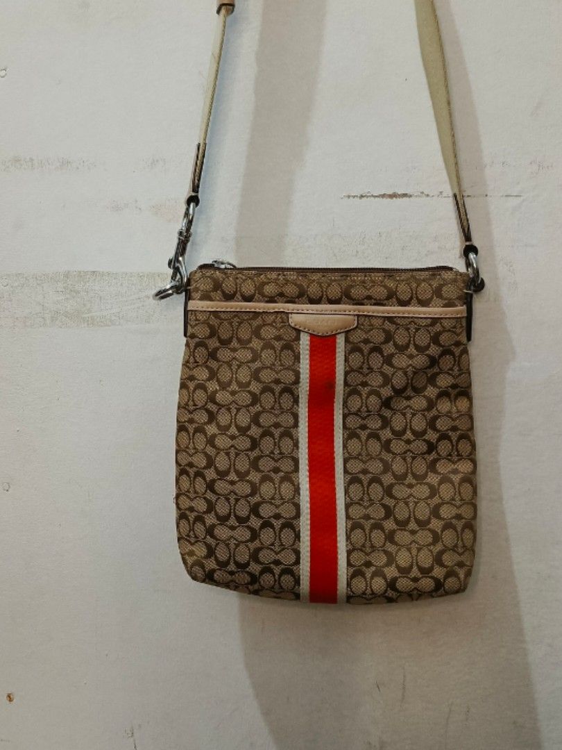 coach mini sling (Category: Luxury Bags & Wallets) located in Manticao. Submitted by jiachloeyana (Listing ID 1460257412, Image 3). Description: in good condition ykk zip small size kasya phone.