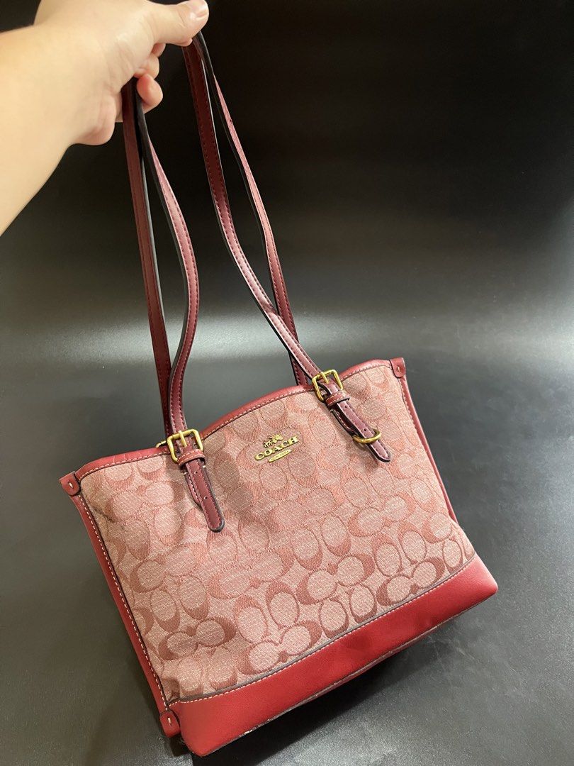 ‼️NotAvail‼️Coach Mini Tote Bag (Category: Luxury Bags & Wallets) located in Cebu City. Submitted by sexyclosetph2.0 (Listing ID 1460240748, Image 3). Description: In great condition Has etiketa, ykk zip Kayu na po bahala Canvas material Ganda po nya in actual Many compartment .