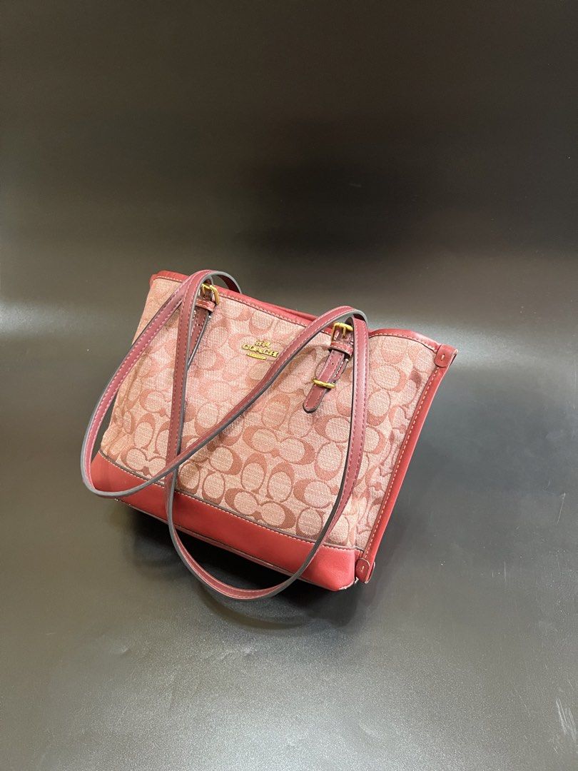 ‼️NotAvail‼️Coach Mini Tote Bag (Category: Luxury Bags & Wallets) located in Cebu City. Submitted by sexyclosetph2.0 (Listing ID 1460240748, Image 2). Description: In great condition Has etiketa, ykk zip Kayu na po bahala Canvas material Ganda po nya in actual Many compartment .
