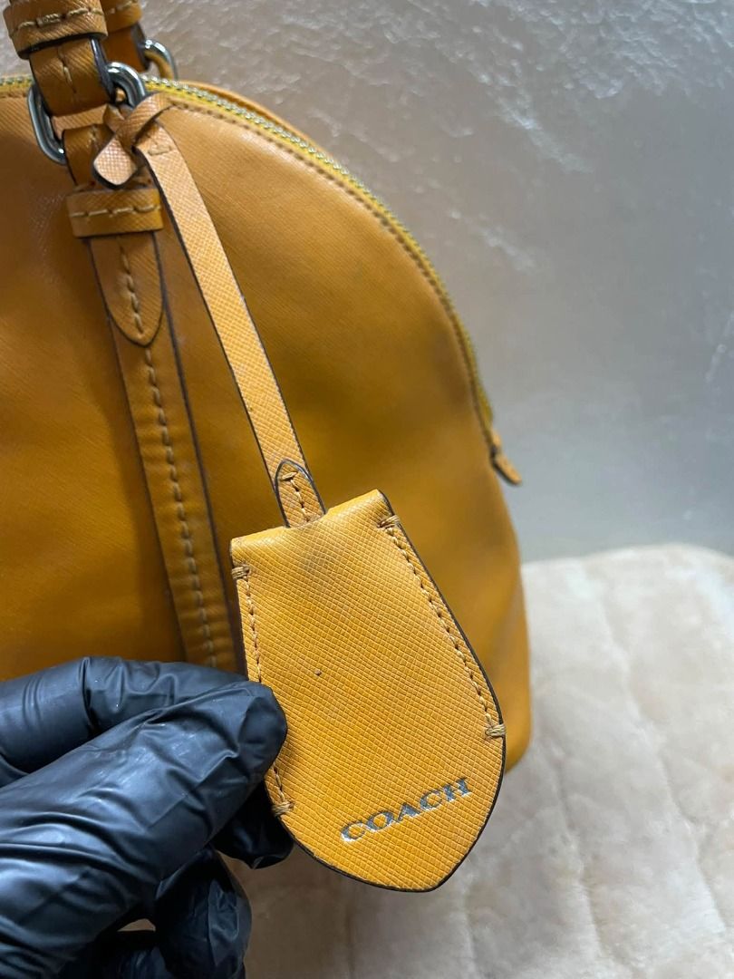 COACH ORANGE LEATHER HAND BAG (Category: Shoulder Bags) located in Caloocan City. Submitted by j3ngsanity (Listing ID 1460250102, Image 3). Description: MIN SIGN OF USAGE CODED YKK ZIP.