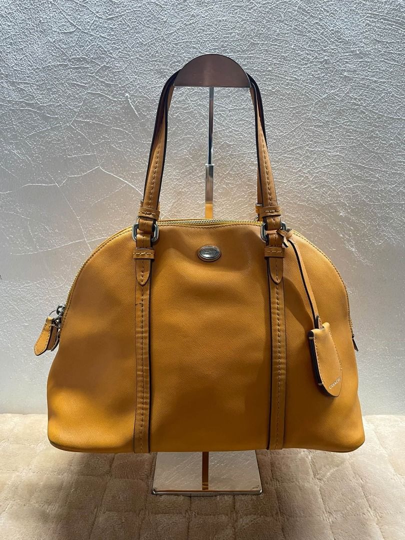 COACH ORANGE LEATHER HAND BAG (Category: Shoulder Bags) located in Caloocan City. Submitted by j3ngsanity (Listing ID 1460250102, Image 1). Description: MIN SIGN OF USAGE CODED YKK ZIP.