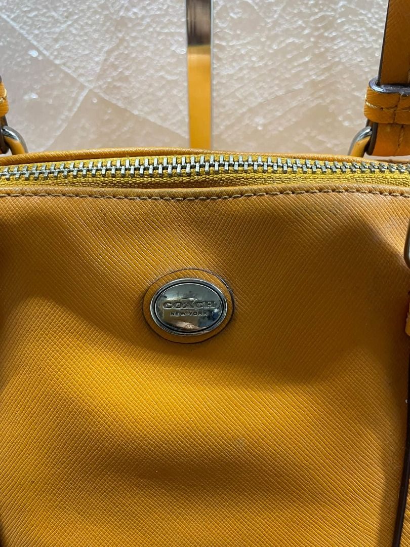 COACH ORANGE LEATHER HAND BAG (Category: Shoulder Bags) located in Caloocan City. Submitted by j3ngsanity (Listing ID 1460250102, Image 2). Description: MIN SIGN OF USAGE CODED YKK ZIP.