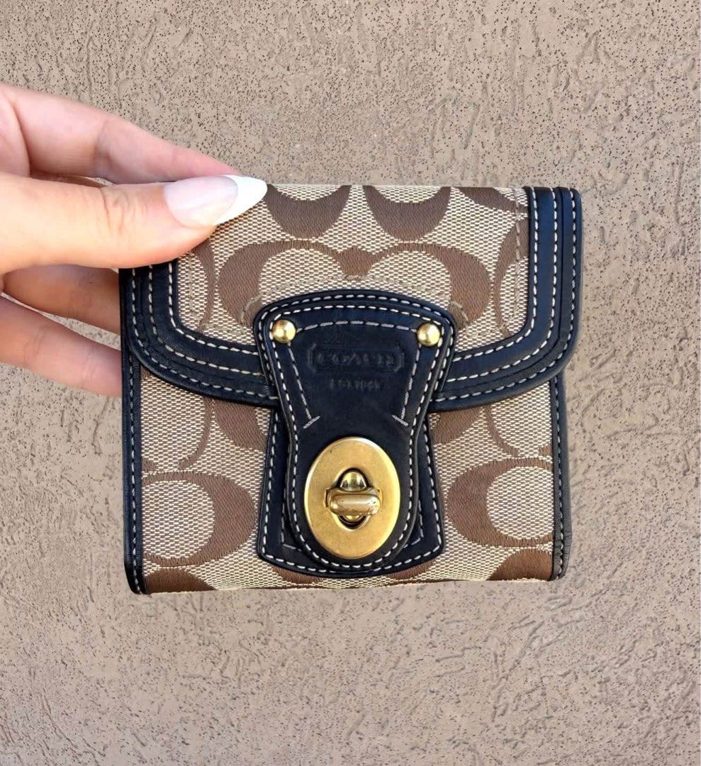 COACH LOOKING BUYING LOOKING (Category: Luxury Bags & Wallets) located in Quezon City. Submitted by meiiji._ (Listing ID 1460198711, Image 1). Description: Looking exact wallet.