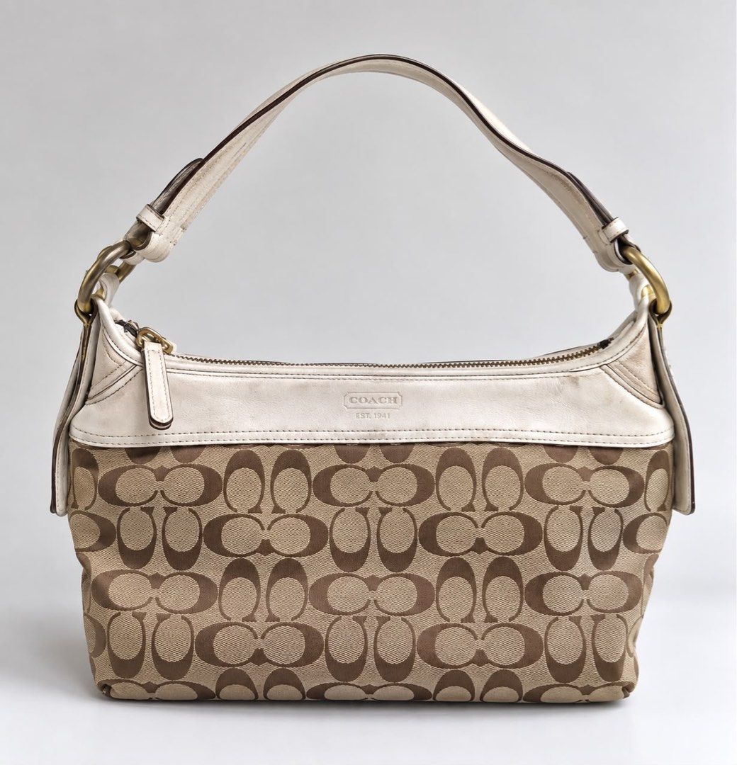 Coach Signature Hobo Shoulder Bag (Category: Shoulder Bags) located in Tarlac. Submitted by kopi.roti (Listing ID 1460107382, Image 1). Description: .