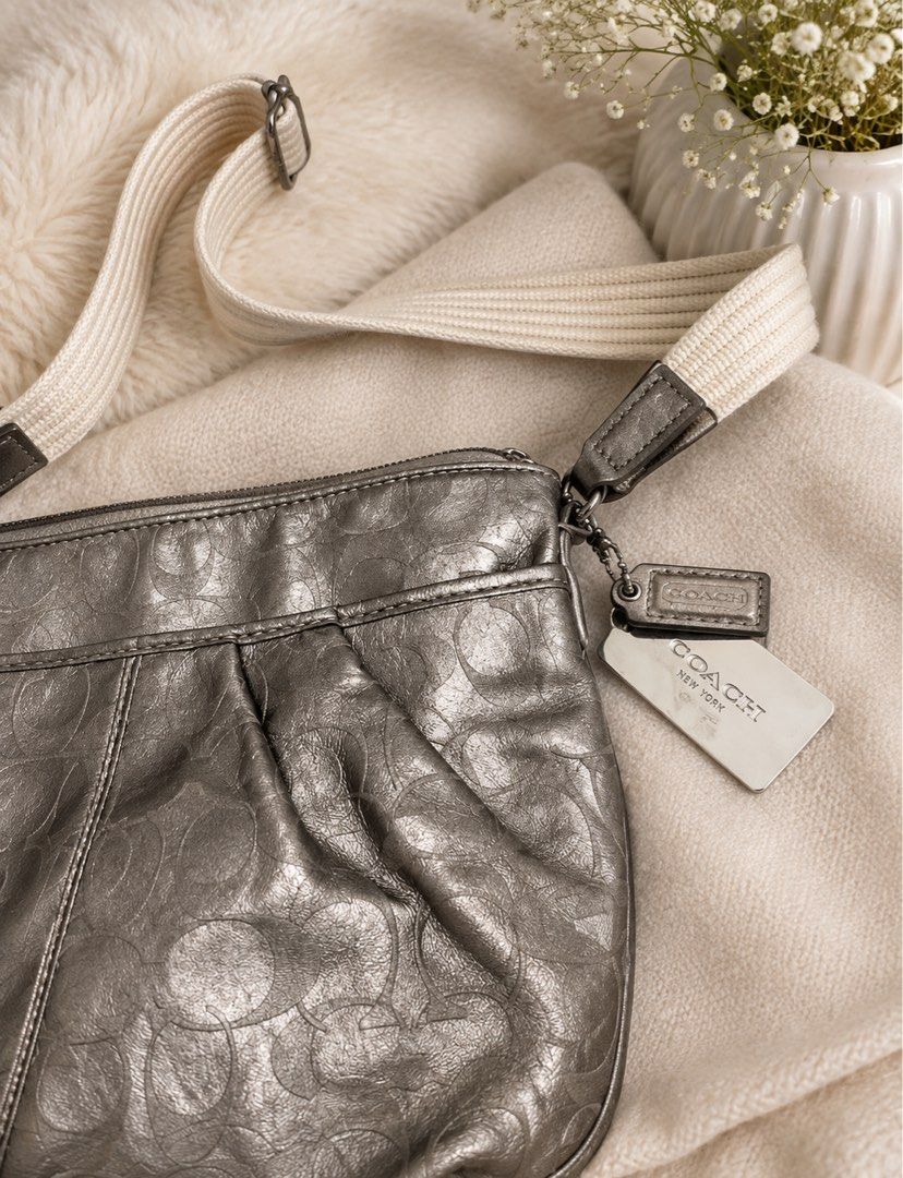 Coach Sling Bag (Category: Cross-body Bags) located in Cavite. Submitted by theluxurybyaalheebotique (Listing ID 1460239308, Image 2). Description: .