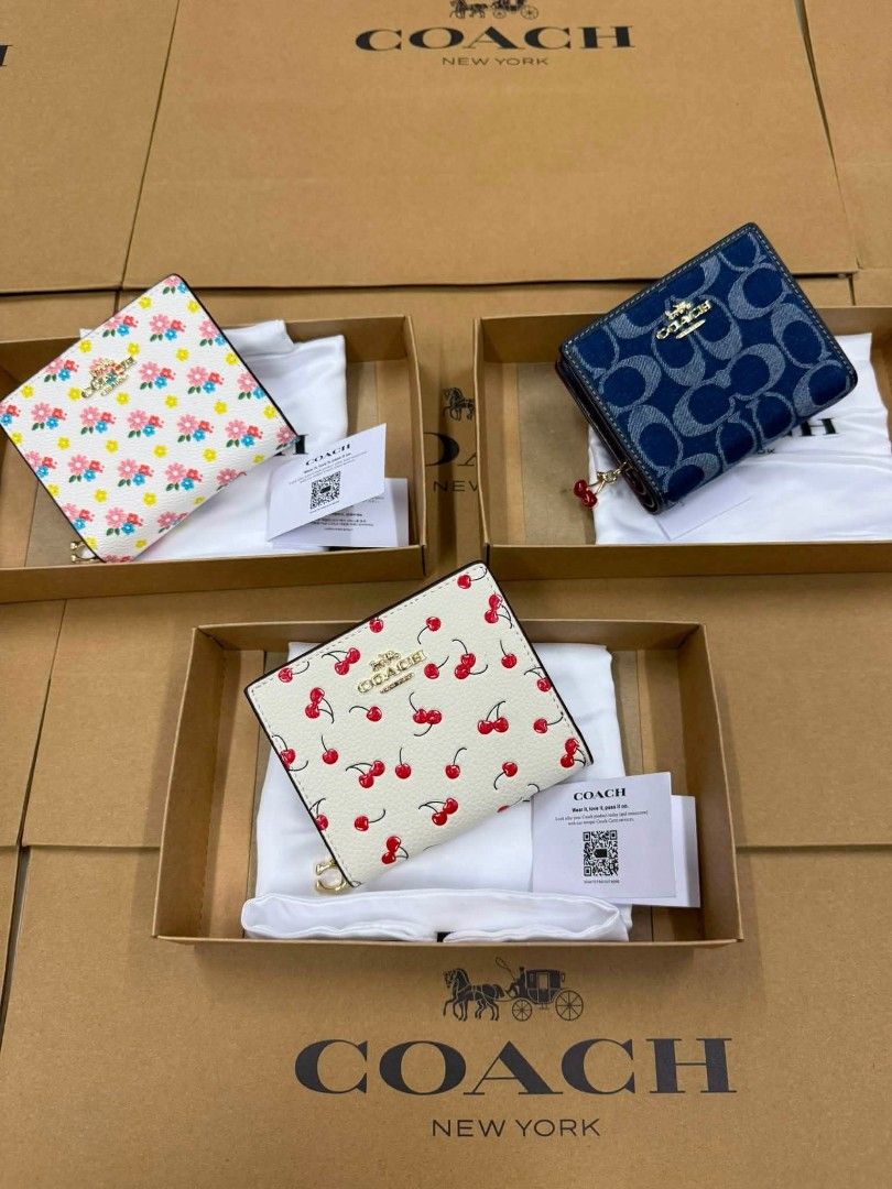 Coach Snap Small Wallet (Category: Wallets & Card holders) located in Manila. Submitted by msddirectfactoryoutlet (Listing ID 1460163265, Image 1). Description: US Grade 100%.
