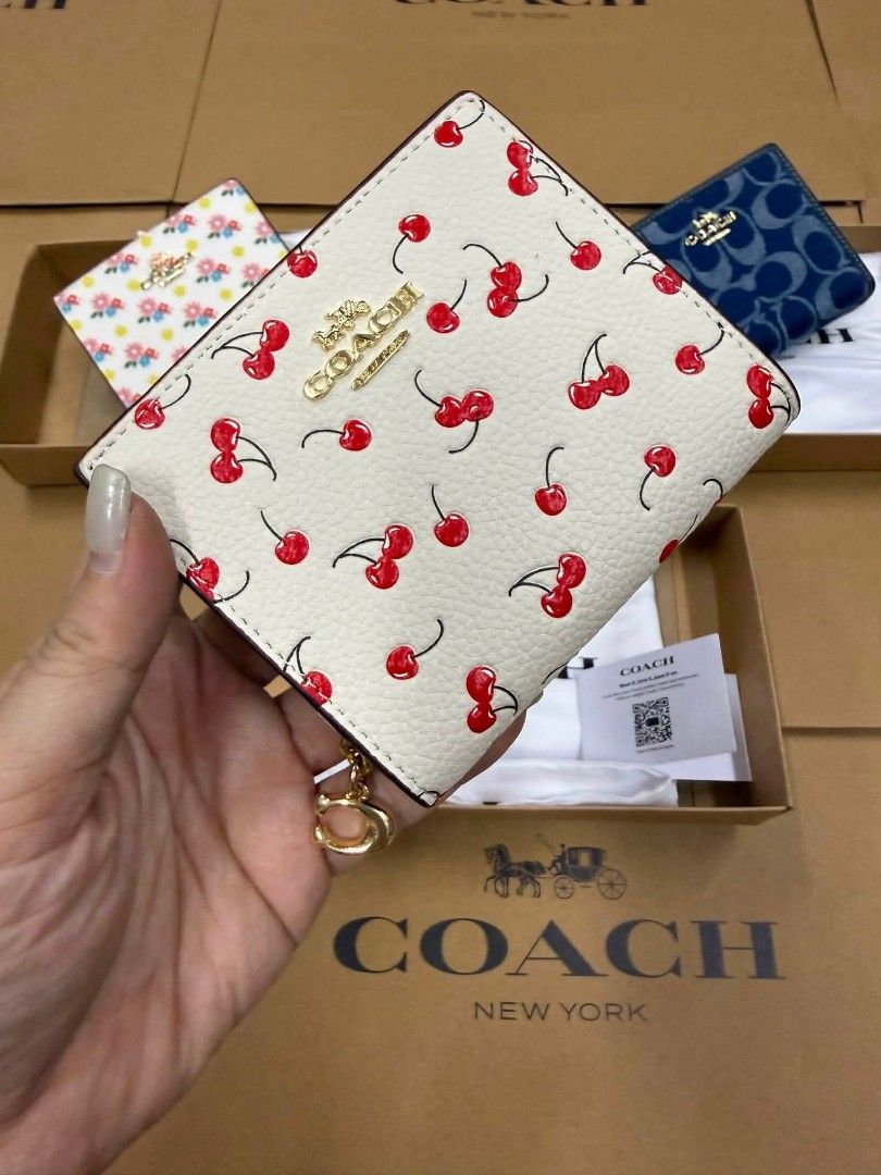 Coach Snap Small Wallet (Category: Wallets & Card holders) located in Manila. Submitted by msddirectfactoryoutlet (Listing ID 1460163265, Image 3). Description: US Grade 100%.
