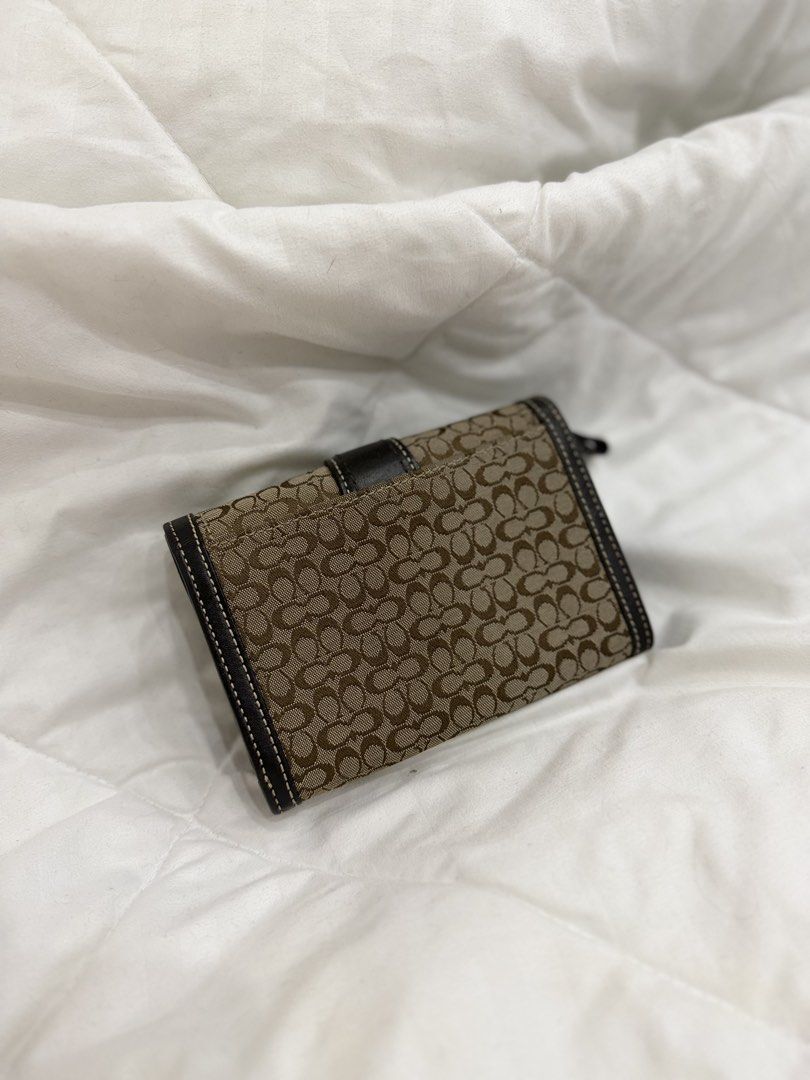 Coach Soho Medium Wallet (Category: Luxury Bags & Wallets) located in San Fernando. Submitted by gbagscollection (Listing ID 1460141698, Image 2). Description: OG No issue Excellent condition .