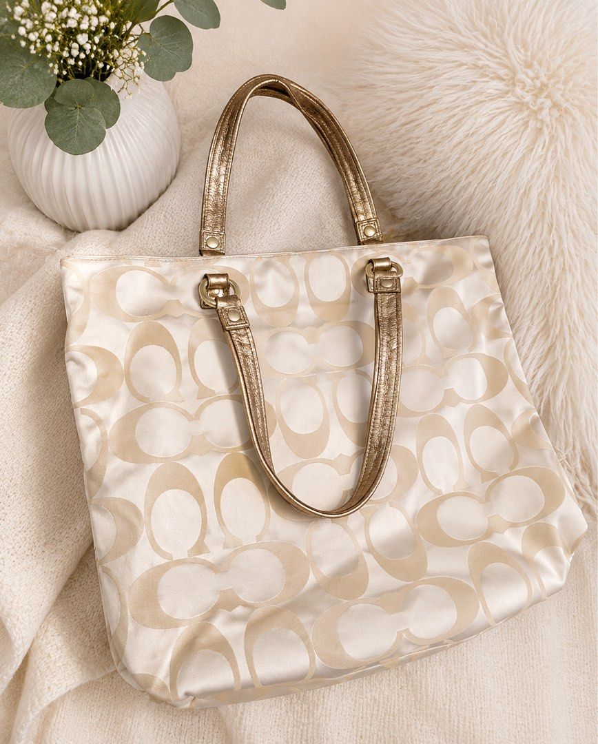 Coach Tote Bag (Category: Tote Bags) located in Cavite. Submitted by theluxurybyaalheebotique (Listing ID 1460239018, Image 2). Description: .