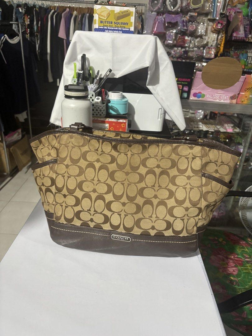 COACH TOTE Bag CARRIE (Category: Shoulder Bags) located in Daraga. Submitted by auvree.co (Listing ID 1460145338, Image 2). Description: .