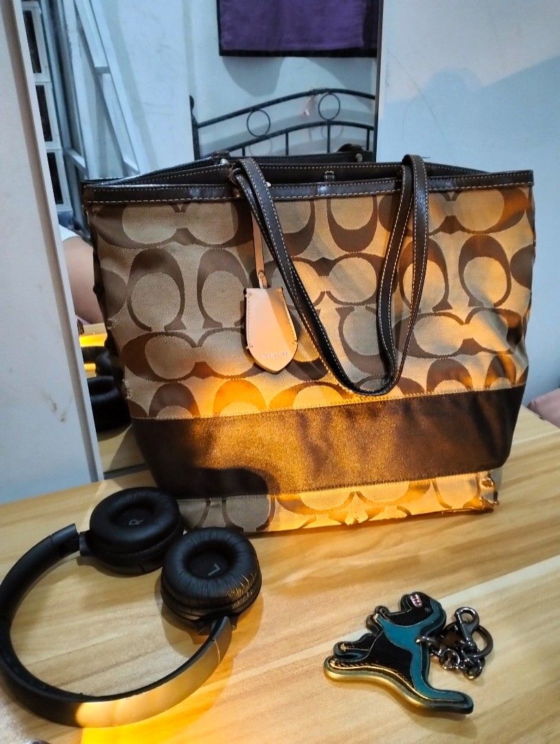 Coach tote large bag C signature (Category: Luxury Bags & Wallets) located in Manila. Submitted by alayassulittipidfinds (Listing ID 1456678794, Image 1). Description: .