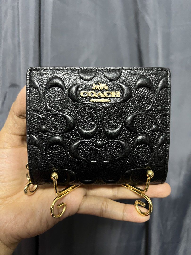 coach wallet (Category: Wallets & Card holders) located in Manila. Submitted by ailenngde49074 (Listing ID 1460292500, Image 1). Description: .