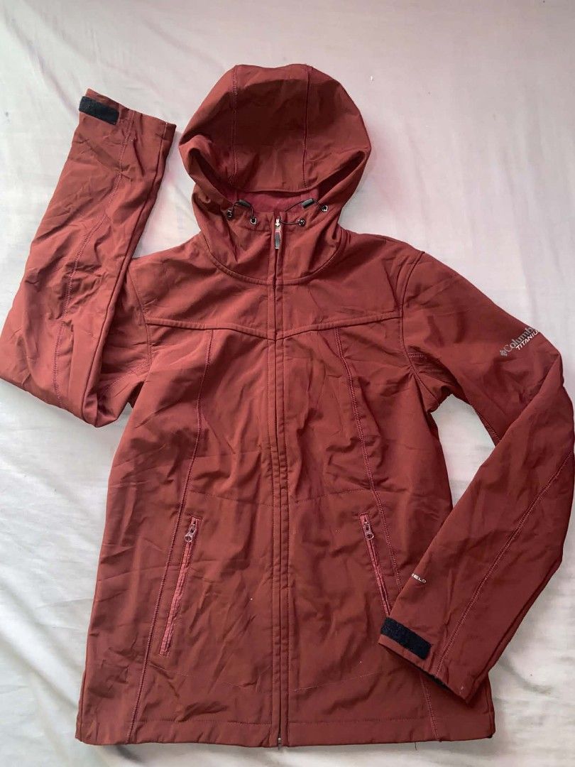Columbia Titanium Omni-Shield Hooded Jacket (Category: Coats, Jackets and Outerwear) located in Prosperidad. Submitted by kriscastano1968 (Listing ID 1460188593, Image 1). Description: - Columbia Titanium Jacket - Color: Deep Reddish-Brown - Omni-Shield Technology: Water and stain repellent - Features: Hood, adjustable velcro cuffs, 2 zippered front pockets - Ideal for outdoor activities.