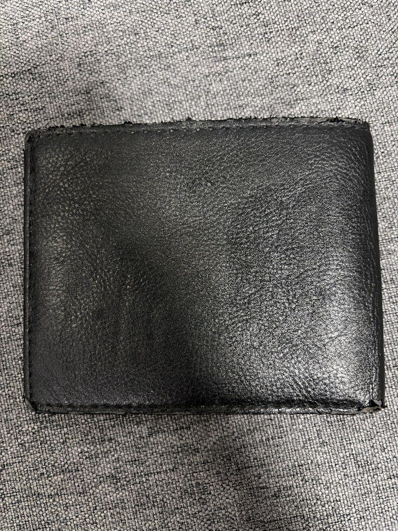 Columbia Wallet (Category: Wallets & Card holders) located in General Trias. Submitted by decluttersznn (Listing ID 1460289810, Image 2). Description: Columbia Leather Wallet Used .