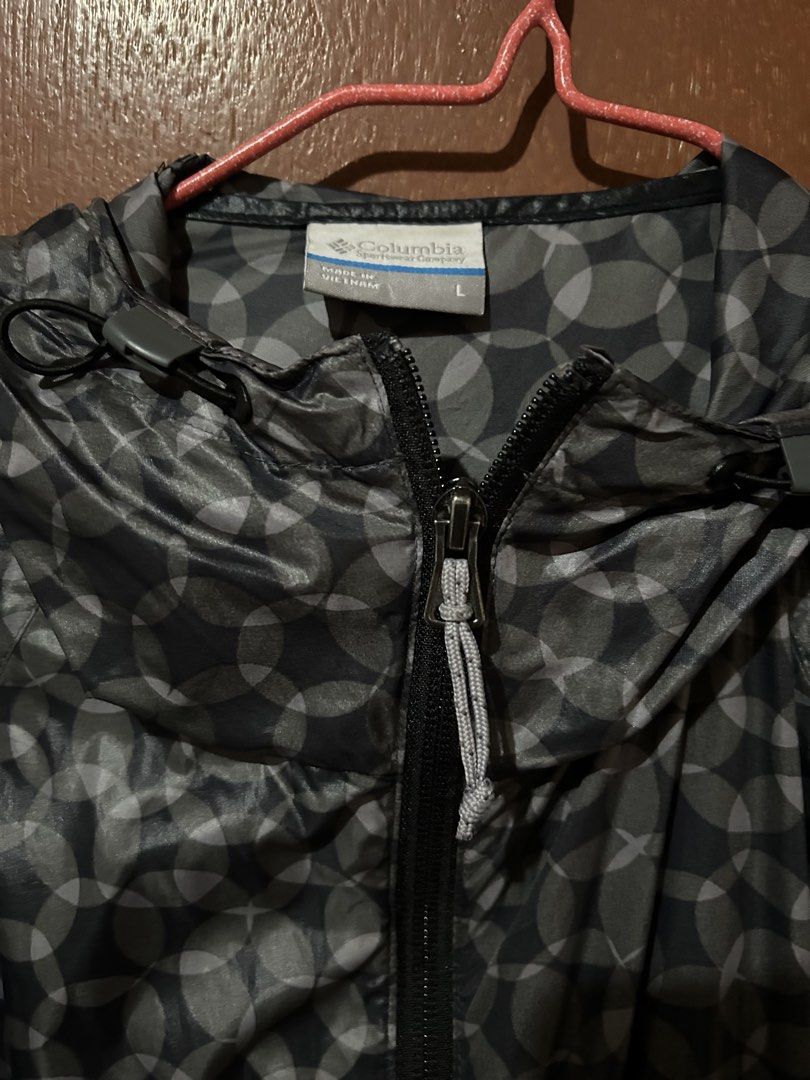 Columbia Windbreaker Unisex (Category: Coats, Jackets and Outerwear) located in Angeles City. Submitted by mariantim76369 (Listing ID 1460156349, Image 2). Description: .