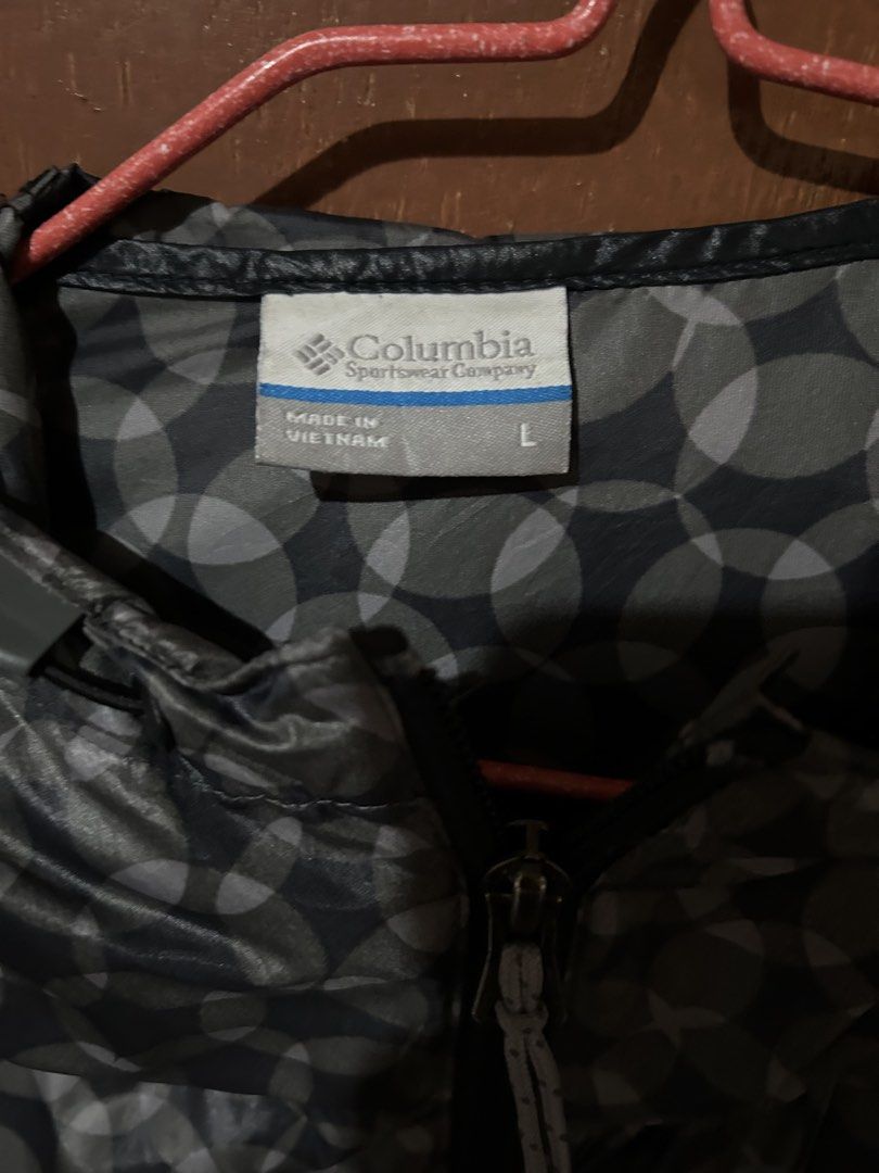 Columbia Windbreaker Unisex (Category: Coats, Jackets and Outerwear) located in Angeles City. Submitted by mariantim76369 (Listing ID 1460156349, Image 3). Description: .