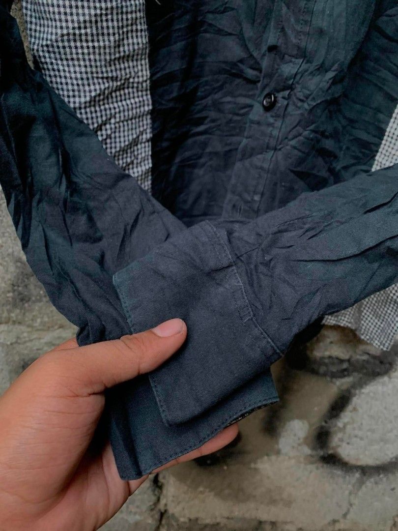 commes des garcons (Category: Formal Shirts) located in Davao. Submitted by terrencefinds (Listing ID 1460225375, Image 3). Description: Issue cut yung tag script but honestly This cdg commes des garcons no issue 18.5x25,5.