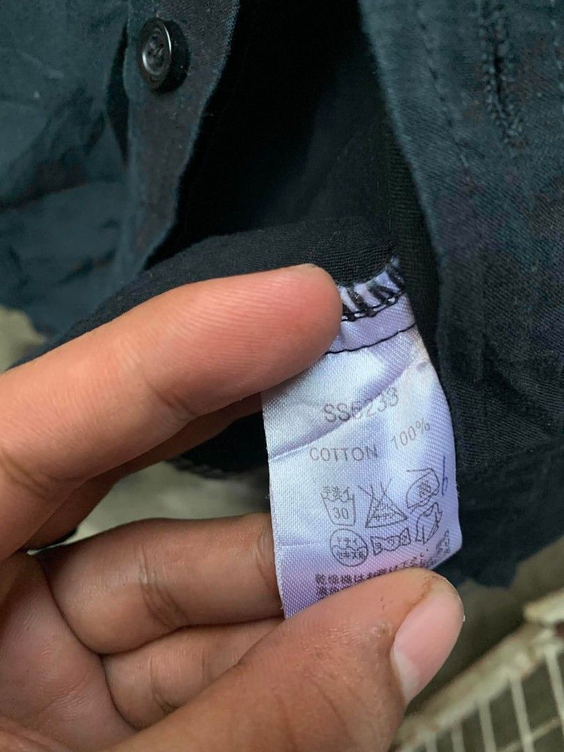 commes des garcons (Category: Formal Shirts) located in Davao. Submitted by terrencefinds (Listing ID 1460225375, Image 2). Description: Issue cut yung tag script but honestly This cdg commes des garcons no issue 18.5x25,5.