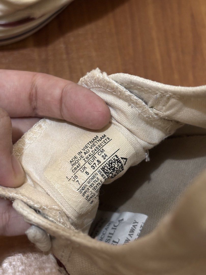 Converse White Slip-on (24cm) (Category: Sneakers) located in Caloocan City. Submitted by prelovedby.ericka (Listing ID 1460180939, Image 3). Description: .