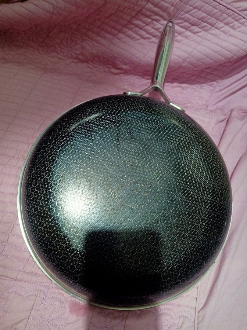 Cookcell honey comb frying pan (Category: Cookware & Accessories) located in Pasig City. Submitted by urdal01 (Listing ID 1460126893, Image 2). Description: Cookcell honey comb frying pan stainless steel hybrid honeycomb non-stick texture. goodcondition/surplus induction ready..