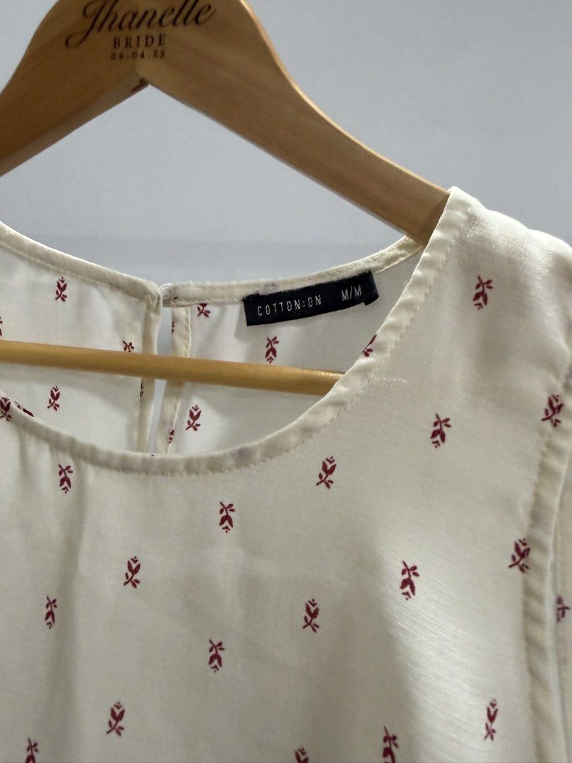 Cotton On Sleeveless Top (Category: Sleeveless) located in Taguig. Submitted by dyaaanel (Listing ID 1460230824, Image 2). Description: 🤍 Cotton On Sleeveless Top ✨ Selling Price: ₱200 🏷️ Brand: Cotton On 👗 Size: Medium 🤍 Color: white 🏷️ Condition: Good condition 📸 Actual photos for reference. 📝 Note: Gusot lang due to folding/storage RFS: Decluttering unused and slightly used clothes Disclaimer: this item is pre-loved unless stated otherw