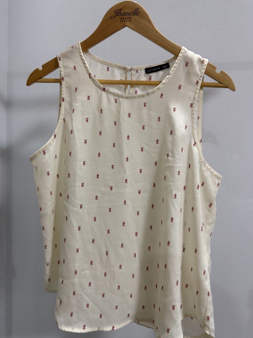 Cotton On Sleeveless Top (Category: Sleeveless) located in Taguig. Submitted by dyaaanel (Listing ID 1460230824, Image 1). Description: 🤍 Cotton On Sleeveless Top ✨ Selling Price: ₱200 🏷️ Brand: Cotton On 👗 Size: Medium 🤍 Color: white 🏷️ Condition: Good condition 📸 Actual photos for reference. 📝 Note: Gusot lang due to folding/storage RFS: Decluttering unused and slightly used clothes Disclaimer: this item is pre-loved unless stated otherw