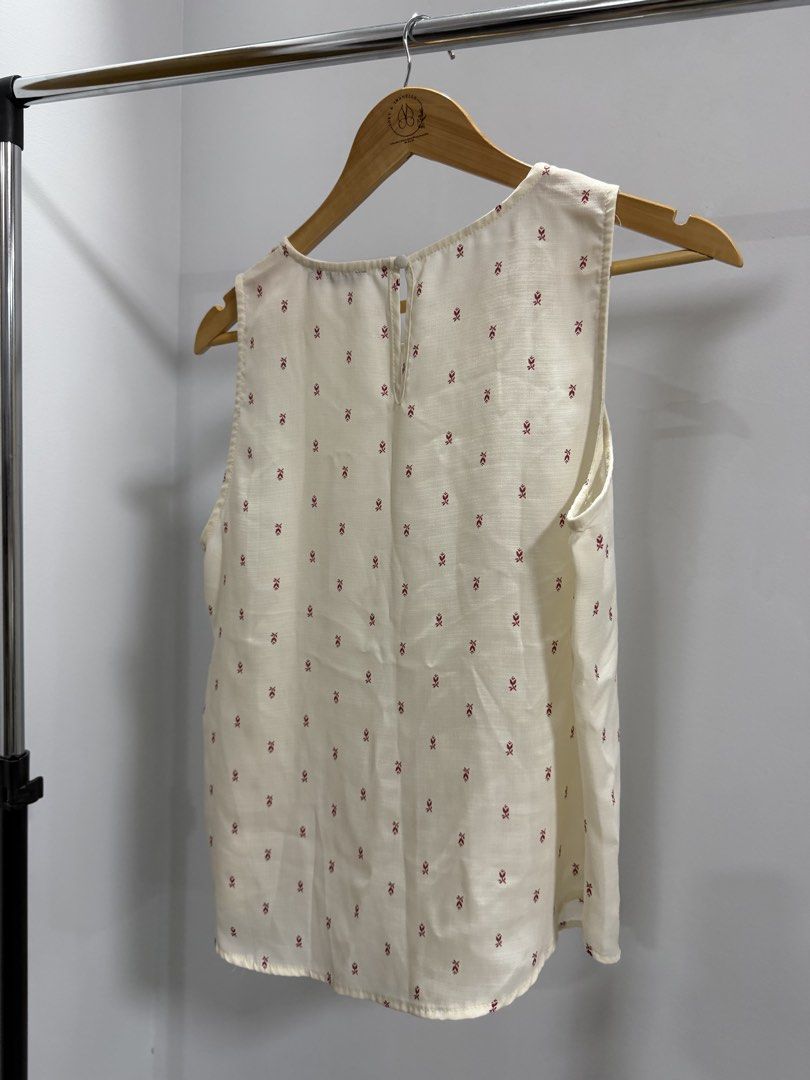 Cotton On Sleeveless Top (Category: Sleeveless) located in Taguig. Submitted by dyaaanel (Listing ID 1460230824, Image 3). Description: 🤍 Cotton On Sleeveless Top ✨ Selling Price: ₱200 🏷️ Brand: Cotton On 👗 Size: Medium 🤍 Color: white 🏷️ Condition: Good condition 📸 Actual photos for reference. 📝 Note: Gusot lang due to folding/storage RFS: Decluttering unused and slightly used clothes Disclaimer: this item is pre-loved unless stated otherw