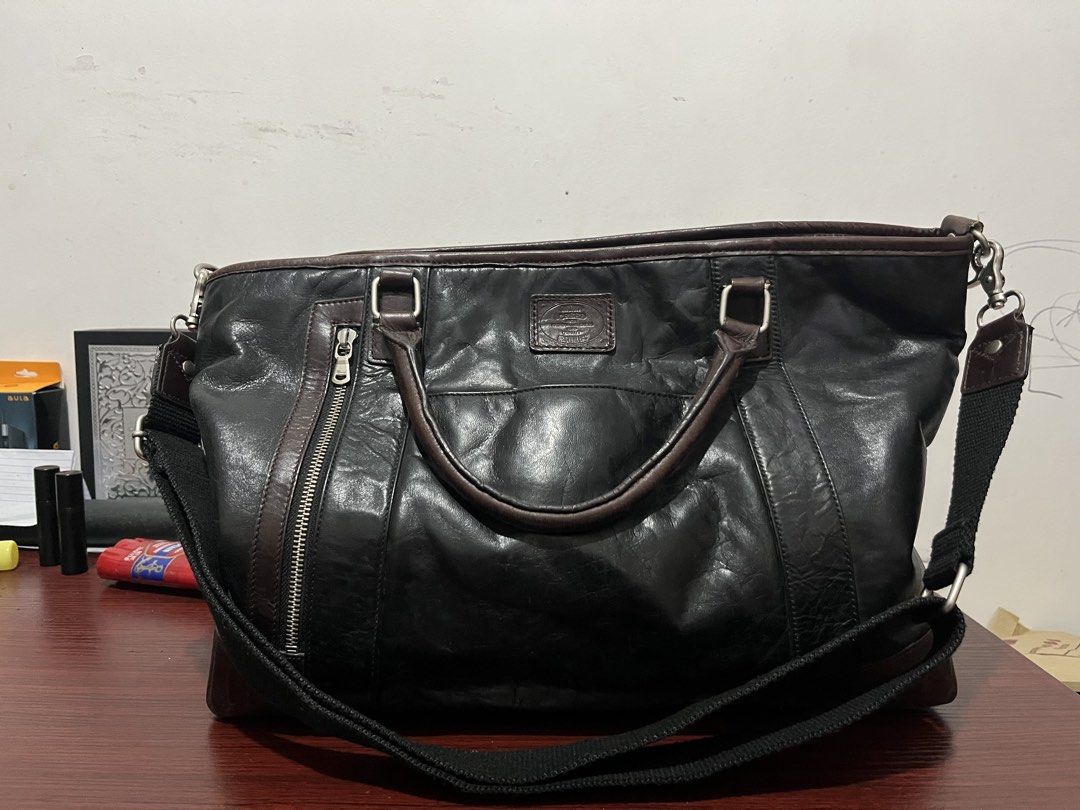 Creed x Men’s Bigi Leather Bag (Category: Sling Bags) located in Urdaneta. Submitted by supremo_fi (Listing ID 1460120152, Image 1). Description: CREED x Men’s Bigi Collaboration Leather Bag Excellent condition All zippers intact and working Authentic Strap Included Pm for more info.