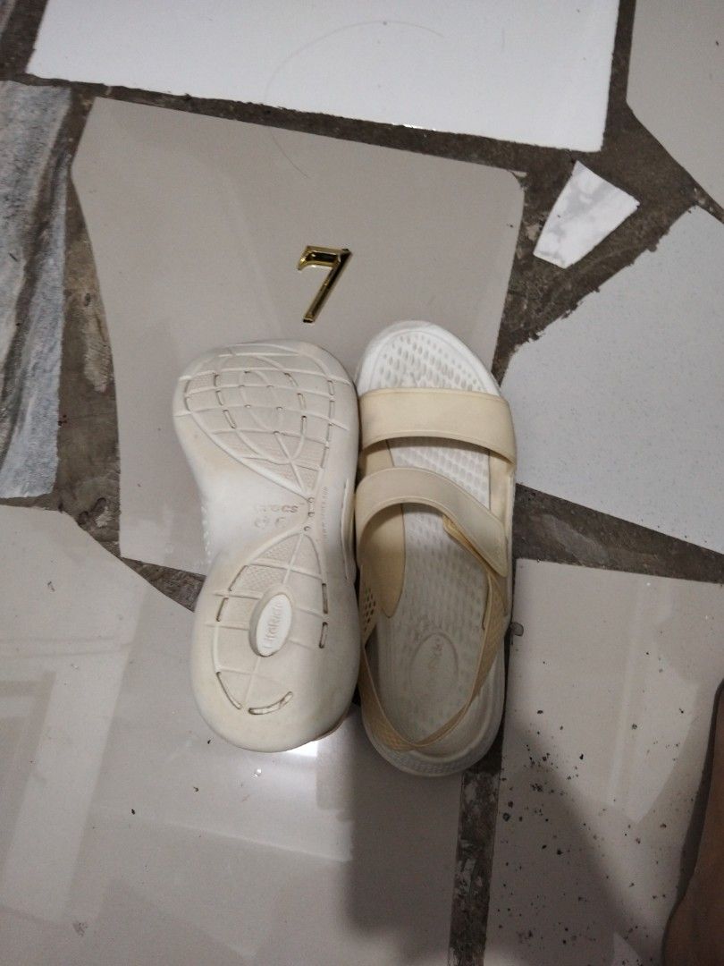 Crocs (Category: Sandals) located in El Salvador. Submitted by francheskaukayukay (Listing ID 1460175962, Image 3). Description: .