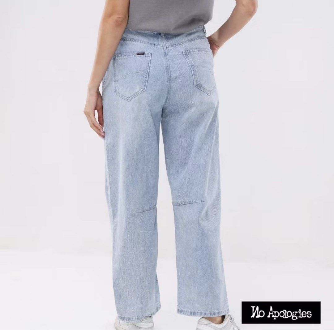 Denim Barrel Baggy Jeans (Category: Jeans) located in Rizal. Submitted by gracefullykept (Listing ID 1460222540, Image 3). Description: - Item: Light Wash Blue / High waist, relaxed wide-leg / barrel fit - Size: S (25-26) - Vibe: Features slanted front pockets and horizontal seam paneling across the knee area. 🚛 MOD: J&T / Lalamove 💰 MOP: GCash 💌 Send a direct message for when worn.