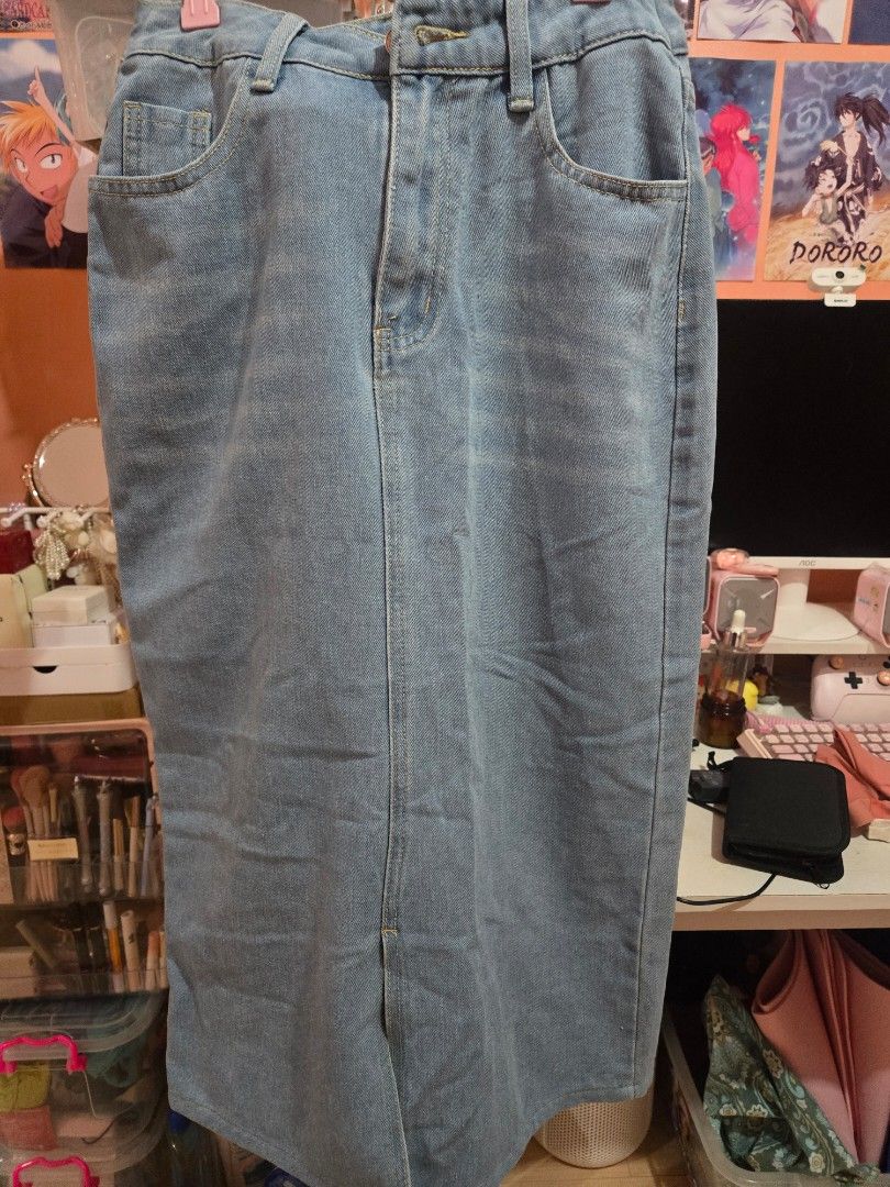 Denim Maxi Skirt (Category: Jeans) located in Manila. Submitted by misushoppa (Listing ID 1460131504, Image 1). Description: light wash denim maxi skirt 29 inch length originally for 30inch siya, pero pinabawas ko siya up to 27inch waistline pina alter ko up to 27inch pero maluwag pa rin sa akin, kaya benta na lang. nabili ko siya sa shein for 600php+.