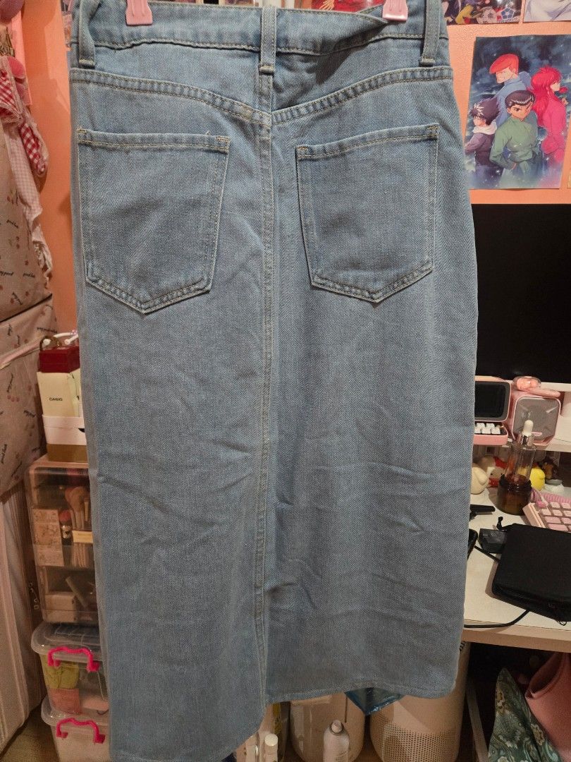 Denim Maxi Skirt (Category: Jeans) located in Manila. Submitted by misushoppa (Listing ID 1460131504, Image 2). Description: light wash denim maxi skirt 29 inch length originally for 30inch siya, pero pinabawas ko siya up to 27inch waistline pina alter ko up to 27inch pero maluwag pa rin sa akin, kaya benta na lang. nabili ko siya sa shein for 600php+.