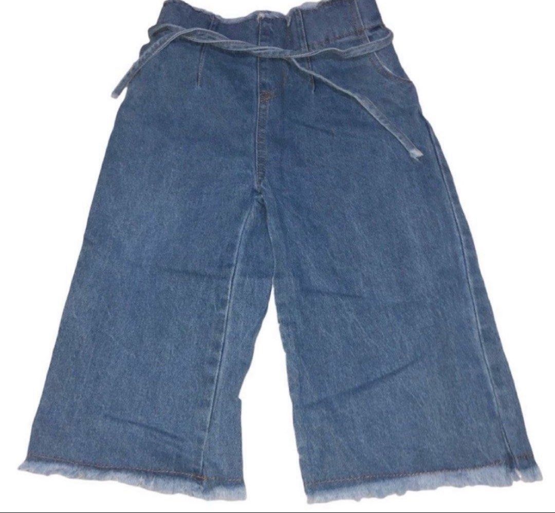 Denim Wide Leg Cropped Cullottes 5-6yo (Category: Babies & Kids Fashion) located in Rizal. Submitted by cassappl (Listing ID 1460191187, Image 1). Description: - Trendy wide-leg cut - Cropped length with frayed hem detail - Includes a matching fabric belt - Flattering high-waisted style - Ideal for casual outfits.