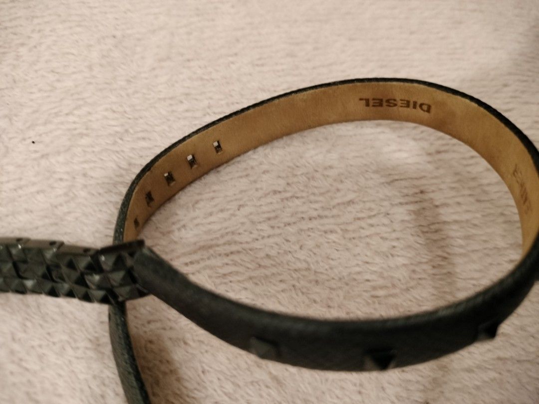 DIESEL WATCH (Category: Women's Watches) located in Quezon City. Submitted by dex.colletions (Listing ID 1460212214, Image 3). Description: inclusions box unit.